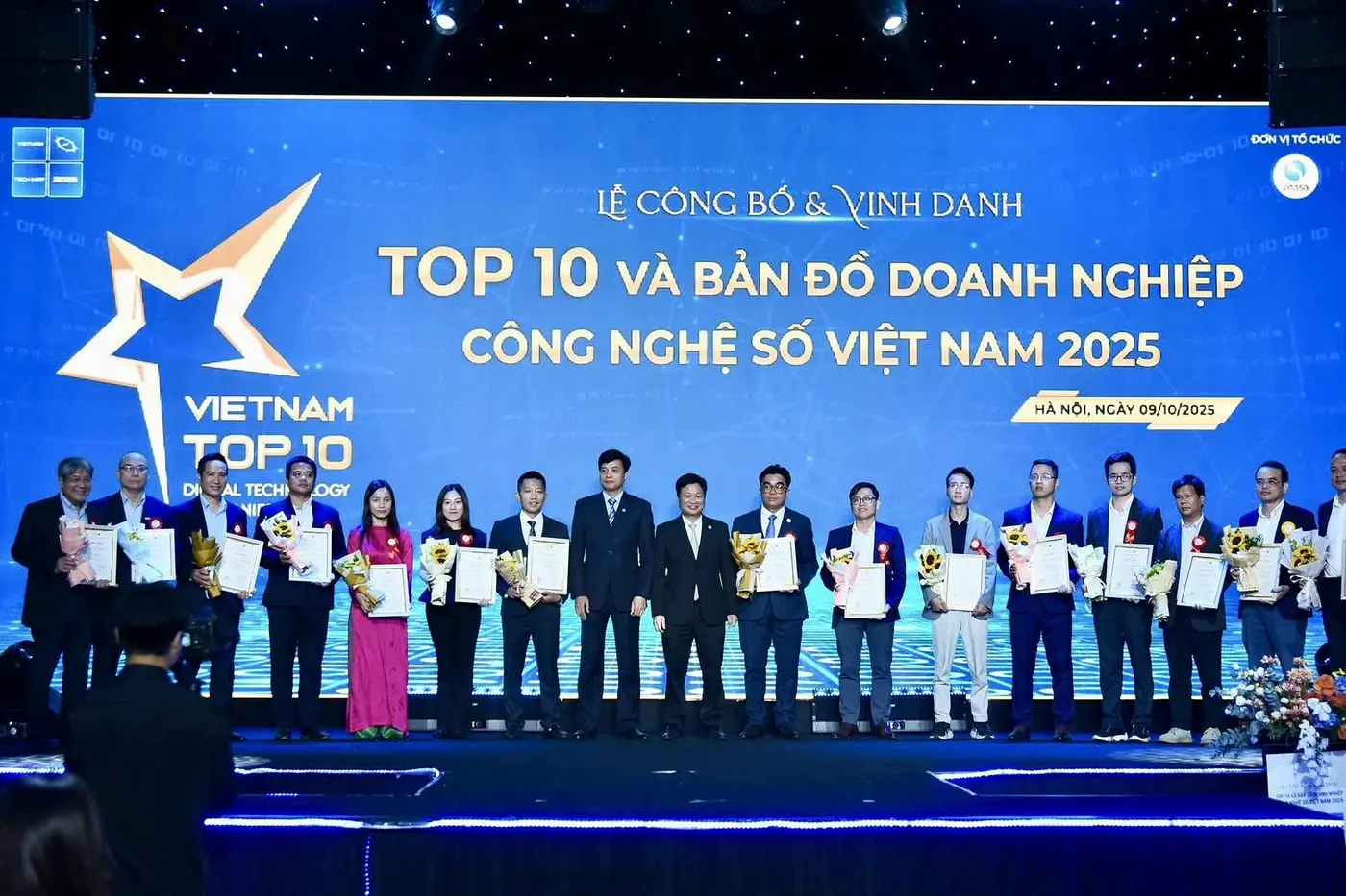 ベトナム デジタルテクノロジー企業 TOP 10 表彰式